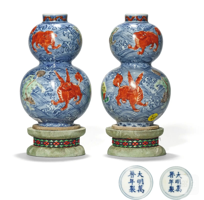 清晚期 青花五彩海兽纹葫芦瓶一对 - 图1